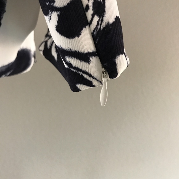 ESCADA - Picture 7 of 8